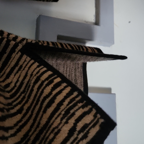 Sweater - Picture 5 of 6